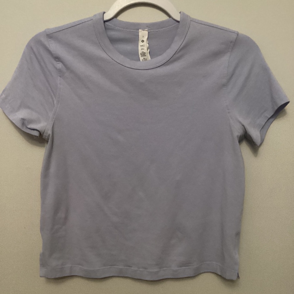 Lululemon Tshirt Short Sleeves Womens 2 Purple Lilac Lavender No spots, snags or